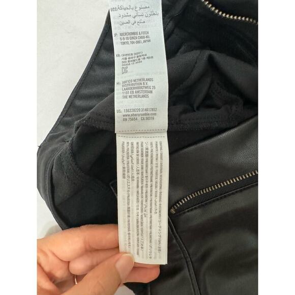 Abercrombie& Fitch The 90s Straight Ultra High Rise Split leg Vegan Leather Pant - Picture 9 of 12